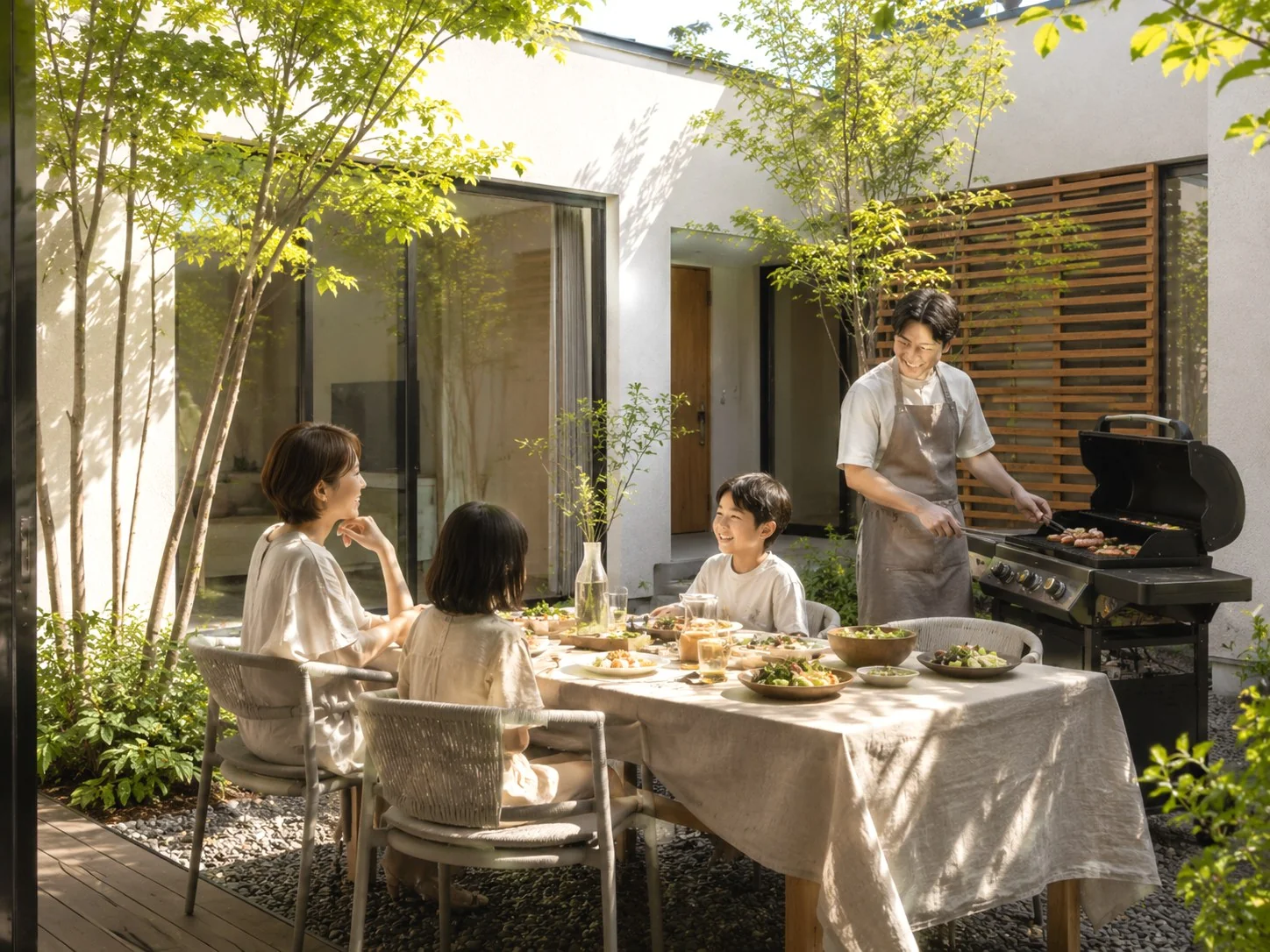 COURT ── 家族で外ごはんを楽しむ囲われた庭|秀光ビルド徳島店